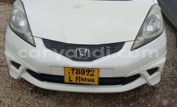 Nunua Ilio tumika Honda FIT Nyeupe Gari ndani ya Lusaka nchini Zambia