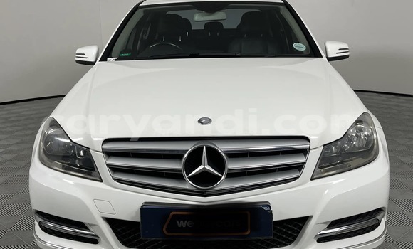 Nunua Ilio tumika Mercedes‒Benz C–Class Nyeupe Gari ndani ya Lusaka nchini Zambia