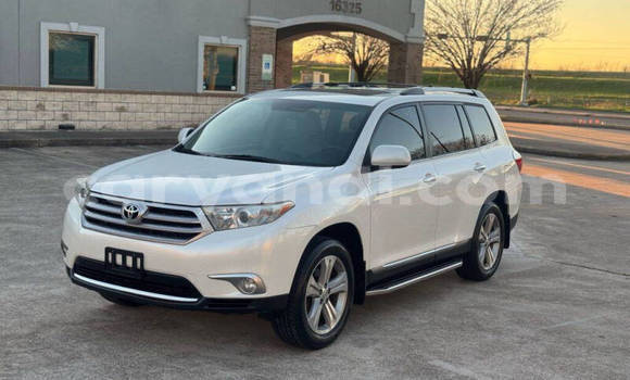 Buy Used Toyota Highlander White Car in Lusaka in Zambia
