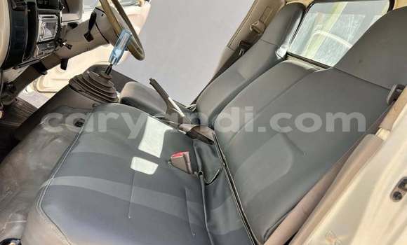 Acheter Occasion Utilitaire Hino 300 Series Blanc à Lusaka, Zambie Acheter Occasion Utilitaire Hino 300 Series Blanc à Lusaka, Zambie