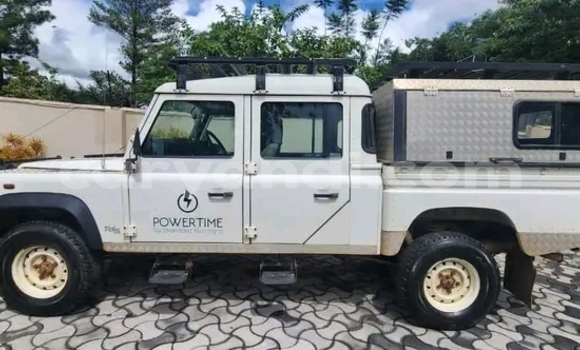Buy Used Land Rover Discovery White Car in Lusaka in Zambia
