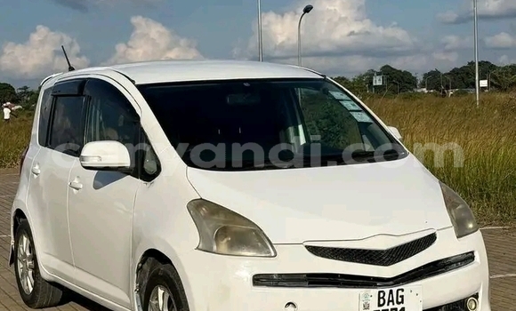Acheter Occasion Voiture Toyota Ractis Blanc à Kalabo, Occidental