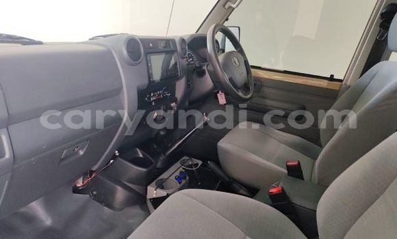 Nunua Ilio tumika Toyota Land Cruiser Beige Gari ndani ya Lusaka nchini Zambia Nunua Ilio tumika Toyota Land Cruiser Beige Gari ndani ya Lusaka nchini Zambia