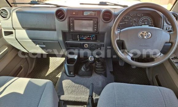 Nunua Ilio tumika Toyota Land Cruiser Nyeupe Gari ndani ya Lusaka nchini Zambia Nunua Ilio tumika Toyota Land Cruiser Nyeupe Gari ndani ya Lusaka nchini Zambia