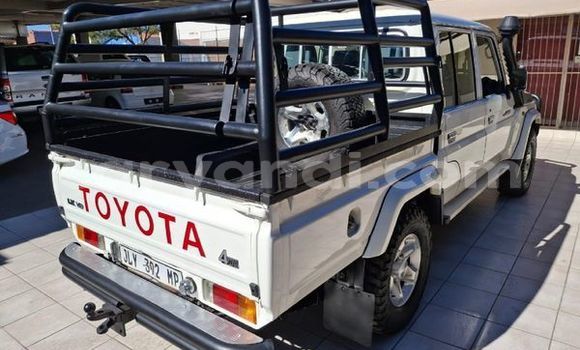 Nunua Ilio tumika Toyota Land Cruiser Nyeupe Gari ndani ya Lusaka nchini Zambia Nunua Ilio tumika Toyota Land Cruiser Nyeupe Gari ndani ya Lusaka nchini Zambia