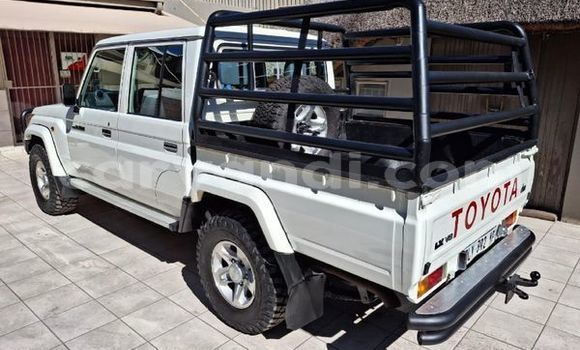 Nunua Ilio tumika Toyota Land Cruiser Nyeupe Gari ndani ya Lusaka nchini Zambia Nunua Ilio tumika Toyota Land Cruiser Nyeupe Gari ndani ya Lusaka nchini Zambia