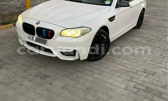 Nunua Ilio tumika BMW 340 Nyeupe Gari ndani ya Chama nchini Kusini Nunua Ilio tumika BMW 340 Nyeupe Gari ndani ya Chama nchini Kusini