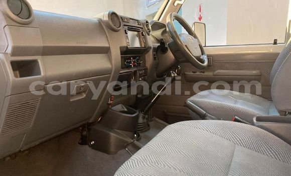 Nunua Ilio tumika Toyota Land Cruiser Nyeupe Gari ndani ya Lusaka nchini Zambia Nunua Ilio tumika Toyota Land Cruiser Nyeupe Gari ndani ya Lusaka nchini Zambia
