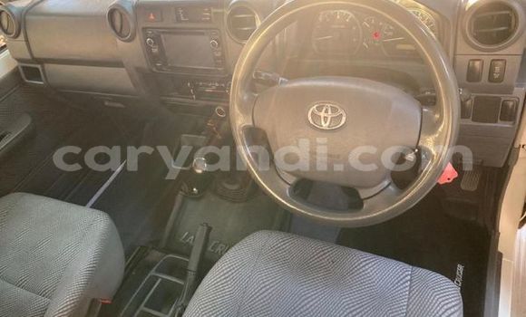 Nunua Ilio tumika Toyota Land Cruiser Nyeupe Gari ndani ya Lusaka nchini Zambia Nunua Ilio tumika Toyota Land Cruiser Nyeupe Gari ndani ya Lusaka nchini Zambia
