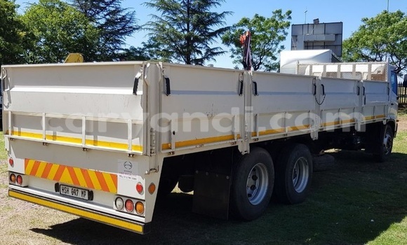 Nunua Ilio tumika Hino 300 Series Nyeupe Lori ndani ya Lusaka nchini Zambia Nunua Ilio tumika Hino 300 Series Nyeupe Lori ndani ya Lusaka nchini Zambia