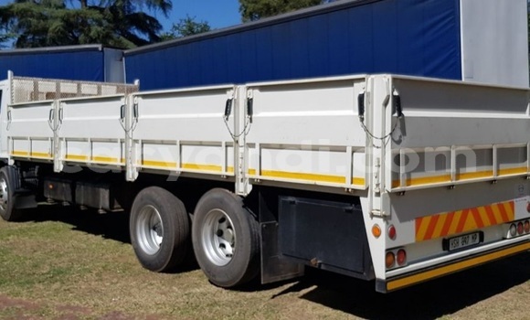 Nunua Ilio tumika Hino 300 Series Nyeupe Lori ndani ya Lusaka nchini Zambia Nunua Ilio tumika Hino 300 Series Nyeupe Lori ndani ya Lusaka nchini Zambia