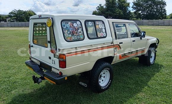 Nunua Ilio tumika Toyota Hilux Beige Gari ndani ya Kabwe nchini Zambia Nunua Ilio tumika Toyota Hilux Beige Gari ndani ya Kabwe nchini Zambia