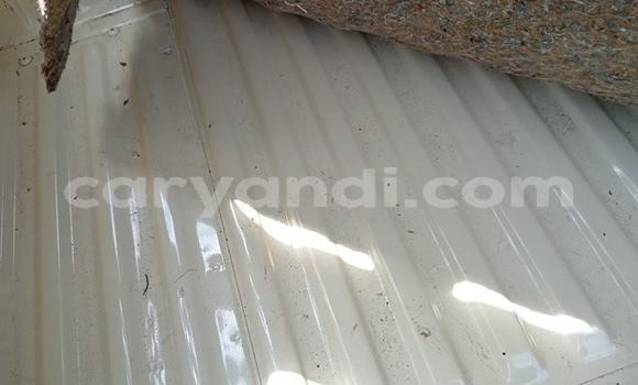 Nunua Ilio tumika Toyota Hilux Beige Gari ndani ya Kabwe nchini Zambia Nunua Ilio tumika Toyota Hilux Beige Gari ndani ya Kabwe nchini Zambia