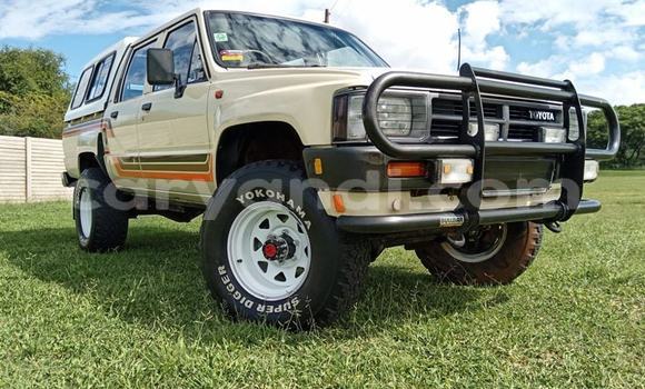 Nunua Ilio tumika Toyota Hilux Beige Gari ndani ya Kabwe nchini Zambia Nunua Ilio tumika Toyota Hilux Beige Gari ndani ya Kabwe nchini Zambia