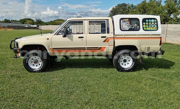 Nunua Ilio tumika Toyota Hilux Beige Gari ndani ya Kabwe nchini Zambia Nunua Ilio tumika Toyota Hilux Beige Gari ndani ya Kabwe nchini Zambia