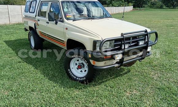 Nunua Ilio tumika Toyota Hilux Beige Gari ndani ya Kabwe nchini Zambia Nunua Ilio tumika Toyota Hilux Beige Gari ndani ya Kabwe nchini Zambia