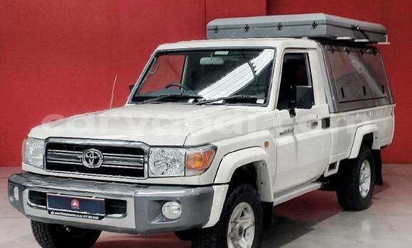 Buy Used Toyota Land Cruiser White Car in Lusaka in Zambia