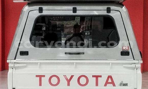 Acheter Occasion Voiture Toyota Land Cruiser Blanc à Lusaka, Zambie Acheter Occasion Voiture Toyota Land Cruiser Blanc à Lusaka, Zambie