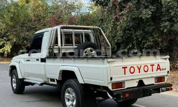 Acheter Occasion Voiture Toyota Land Cruiser Blanc à Lusaka, Zambie Acheter Occasion Voiture Toyota Land Cruiser Blanc à Lusaka, Zambie
