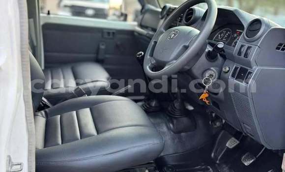 Acheter Occasion Voiture Toyota Land Cruiser Blanc à Lusaka, Zambie Acheter Occasion Voiture Toyota Land Cruiser Blanc à Lusaka, Zambie
