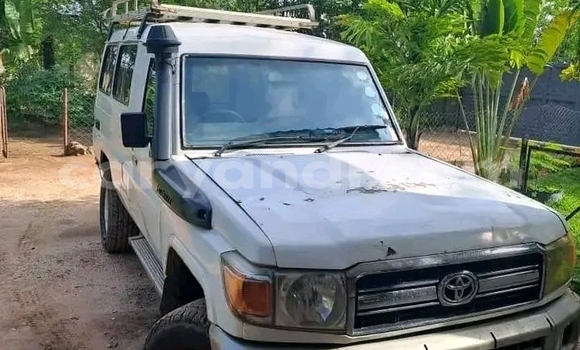Acheter Occasion Voiture Toyota Land Cruiser Blanc à Lusaka, Zambie Acheter Occasion Voiture Toyota Land Cruiser Blanc à Lusaka, Zambie