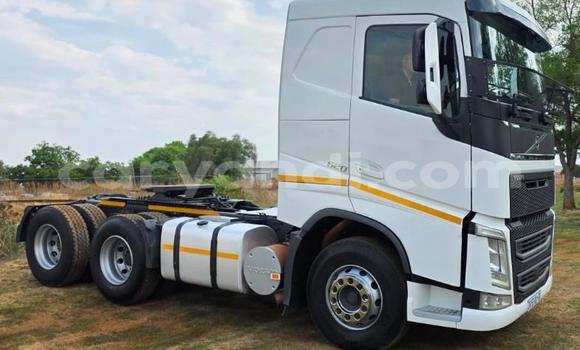 Acheter Occasion Utilitaire Volvo FL Blanc à Livingstone, Zambie Acheter Occasion Utilitaire Volvo FL Blanc à Livingstone, Zambie