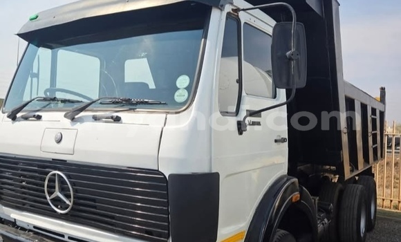 Acheter Occasion Utilitaire Mercedes–Benz Tipper Blanc à Lusaka, Zambie Acheter Occasion Utilitaire Mercedes–Benz Tipper Blanc à Lusaka, Zambie