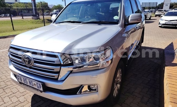Nunua Ilio tumika Toyota Land Cruiser Prado Nyeupe Gari ndani ya Lusaka nchini Zambia Nunua Ilio tumika Toyota Land Cruiser Prado Nyeupe Gari ndani ya Lusaka nchini Zambia
