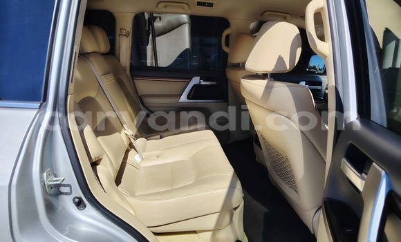 Nunua Ilio tumika Toyota Land Cruiser Prado Nyeupe Gari ndani ya Lusaka nchini Zambia Nunua Ilio tumika Toyota Land Cruiser Prado Nyeupe Gari ndani ya Lusaka nchini Zambia