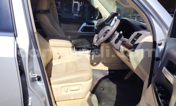 Nunua Ilio tumika Toyota Land Cruiser Prado Nyeupe Gari ndani ya Lusaka nchini Zambia Nunua Ilio tumika Toyota Land Cruiser Prado Nyeupe Gari ndani ya Lusaka nchini Zambia