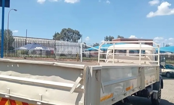 Acheter Occasion Utilitaire Mercedes–Benz 1117 Beige à Lusaka, Zambie Acheter Occasion Utilitaire Mercedes–Benz 1117 Beige à Lusaka, Zambie