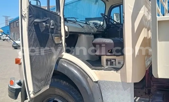 Acheter Occasion Utilitaire Mercedes–Benz 1117 Beige à Lusaka, Zambie Acheter Occasion Utilitaire Mercedes–Benz 1117 Beige à Lusaka, Zambie