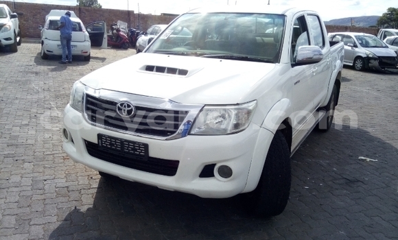 Buy Used Toyota Hilux White Car in Kitwe in Zambia
