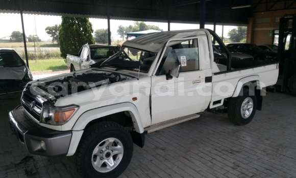 Buy Used Toyota Land Cruiser White Car in Lusaka in Zambia