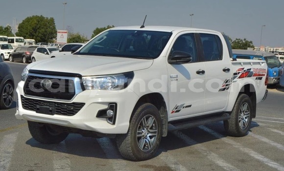 Buy Used Toyota Hilux White Car in Import - Dubai in Zambia