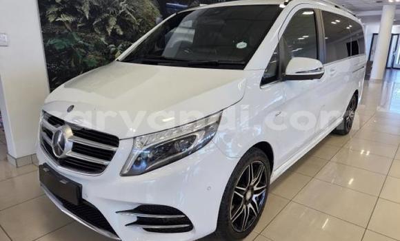 Buy Used Mercedes‒Benz V-klasse White Car in Lusaka in Zambia