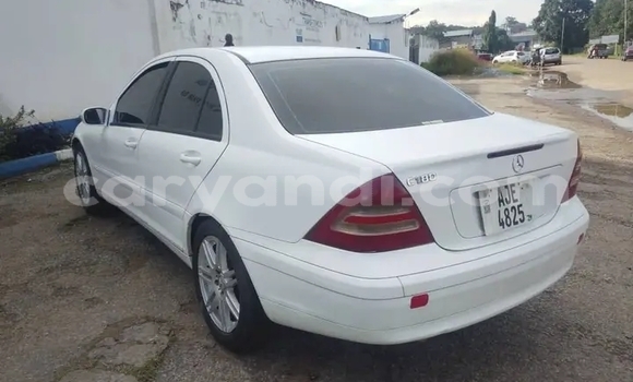 Nunua Ilio tumika Mercedes-Benz 740Li Nyeupe Gari ndani ya Chama nchini Kusini Nunua Ilio tumika Mercedes-Benz 740Li Nyeupe Gari ndani ya Chama nchini Kusini
