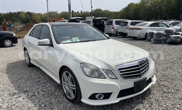 Buy Used Mercedes‒Benz E–Class White Car in Lusaka in Zambia