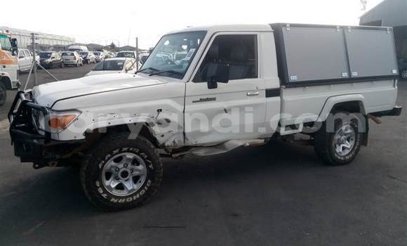 Buy Used Toyota Hilux White Car in Kitwe in Zambia
