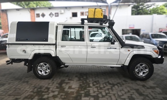 Nunua Ilio tumika Toyota Land Cruiser Nyeupe Gari ndani ya Lusaka nchini Zambia