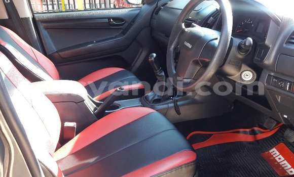 Acheter Occasion Voiture Isuzu KB Marron à Livingstone, Zambie Acheter Occasion Voiture Isuzu KB Marron à Livingstone, Zambie