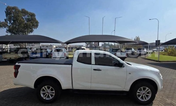 Buy Used Isuzu D–MAX White Car in Serenje in Central Buy Used Isuzu D–MAX White Car in Serenje in Central