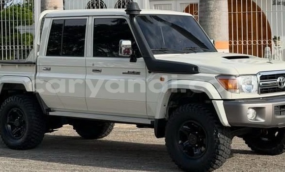 Buy Used Toyota Land Cruiser White Car in Lusaka in Zambia