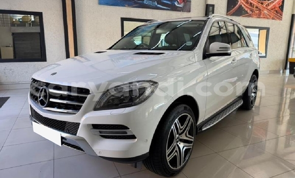 Buy Used Mercedes‒Benz ML–Class White Car in Chililabombwe in Copperbelt Buy Used Mercedes‒Benz ML–Class White Car in Chililabombwe in Copperbelt