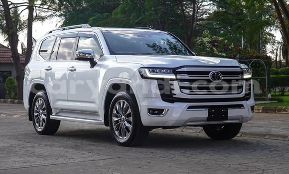 Buy Used Toyota Land Cruiser White Car in Lusaka in Zambia
