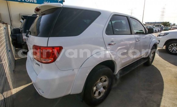 Nunua Imported Toyota Fortuner Nyeupe Gari ndani ya Import - Dubai nchini Zambia Nunua Imported Toyota Fortuner Nyeupe Gari ndani ya Import - Dubai nchini Zambia