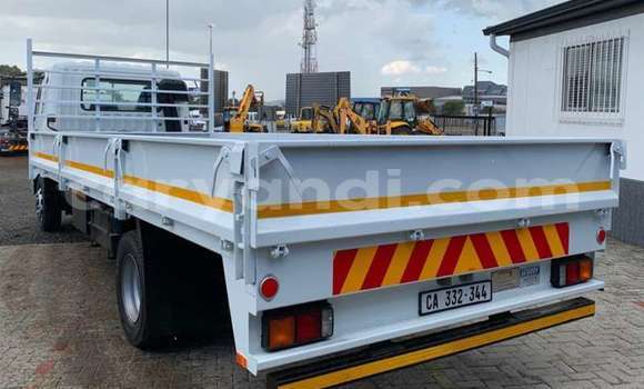 Acheter Occasion Utilitaire Mitsubishi Fuso Blanc à Livingstone, Zambie Acheter Occasion Utilitaire Mitsubishi Fuso Blanc à Livingstone, Zambie