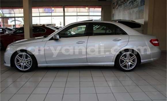 Acheter Occasion Voiture Mercedes‒Benz E–Class Gris à Livingstone, Zambie Acheter Occasion Voiture Mercedes‒Benz E–Class Gris à Livingstone, Zambie