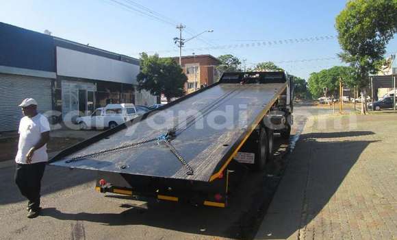 Tenga Tsaru Mitsubishi Fuso Chena Rori in Livingstone in Zambia Tenga Tsaru Mitsubishi Fuso Chena Rori in Livingstone in Zambia
