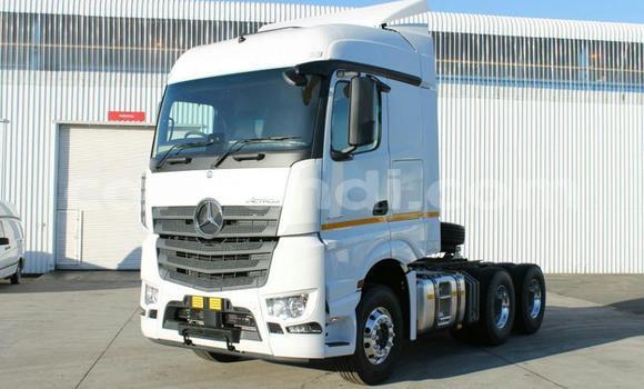 Buy Used Mercedes–Benz Truck White Truck in Lusaka in Zambia